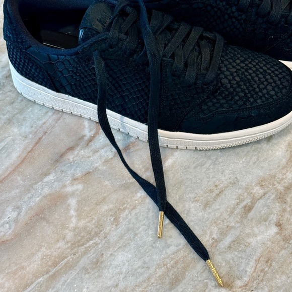 Women’s NIKE Jordan 1 Retro rare black python sneakers- no swoosh. Size 9 - Picture 10 of 11